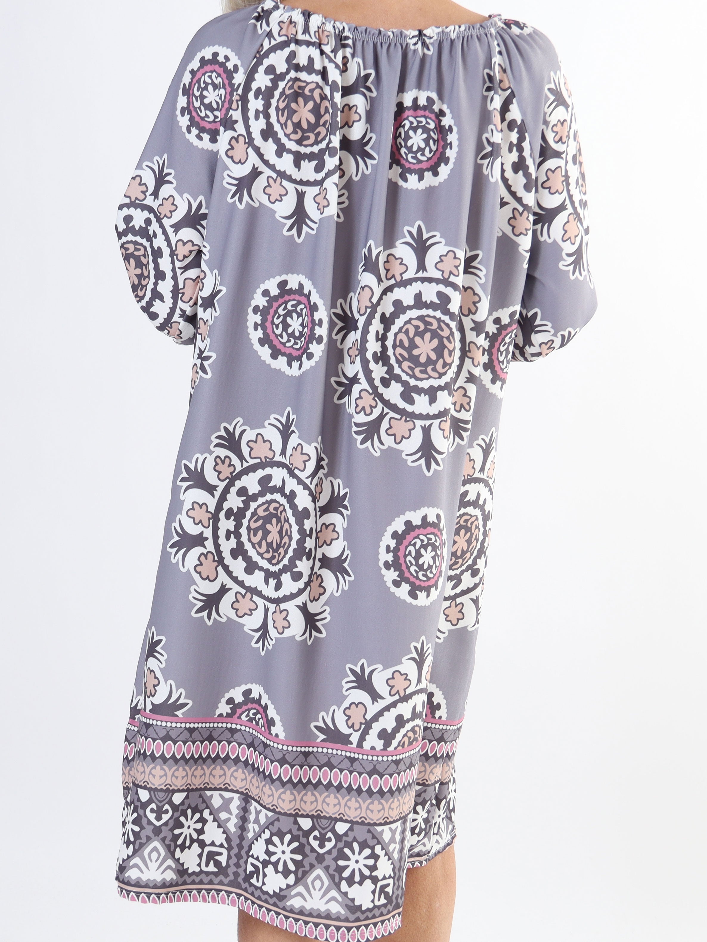 Paulina - Plus size langærmet kjole med elastik i udskæringen